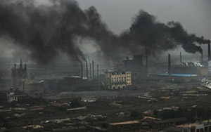 Ông khói xả từ các nhà máy là nguyên nhân khiến ô nhiễm không khí thêm trầm trọng ở Trung Quốc.