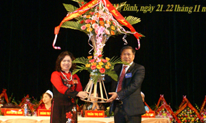 Đồng chí Hoàng Việt Cường, Bí thư Tỉnh ủy tặng hoa chúc mừng Đại hội.