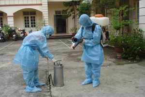 Cán bộ Trung tâm YTDP tỉnh chuẩn bị hóa chất phun khử trùng các ổ dịch.
