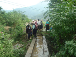 Người dân xóm Mới tham gia chiến dịch thuỷ lợi bảo đảm nguồn nước tưới tiêu cho đồng ruộng.