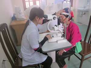 Kiểm tra thị lực của bệnh nhân sau mổ tại khoa mắt -Trung tâm Phòng - chống bệnh xã hội.