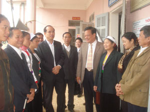 Các đại biểu HĐND tỉnh và huyện Tân Lạc gặp gỡ trao đổi với cử tri các xã Bắc Sơn, Nam Sơn và Lũng Vân (Tân Lạc).