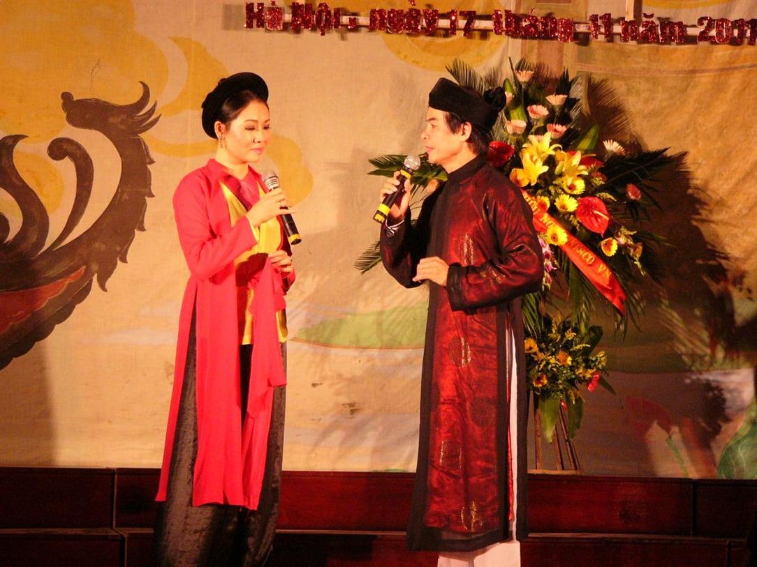 Hai NSƯT Khắc Tư và Thuý Ngần biểu diễn bài “Quân tử vu dịch” trong vở chèo “Lưu Bình - Dương Lễ” cho sinh viên Trường ĐH KHXH&NV Hà Nội.