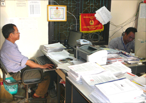 Cán bộ Phòng Nội vụ huyện Đà Bắc ứng dụng CNTT vào hoạt động chuyên môn.