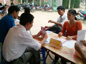 Người lao động tìm hiểu thông tin về BHTN và nhu cầu tuyển dụng của các doanh nghiệp tại Điểm giao dịch huyện Lạc Sơn (thuộc Trung tâm GTVL tỉnh).