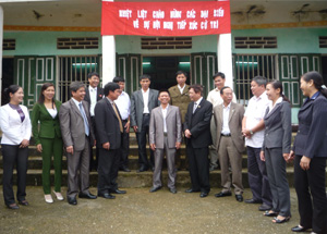 Đại biểu HĐND tỉnh khóa XV trao đổi với cử tri cụm 7 huyện Kim Bôi.