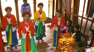 Thiếu niên phường xoan Phù Đức (Phú Thọ) trình diễn tại lễ hội đền Hùng năm 2010.