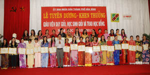 Các giáo viên giỏi của TPHB được tuyên dương, khen thưởng trong năm học 2010 - 2011.