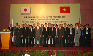 Đồng chí Trần Đăng Ninh, Phó Chủ tịch UBND tỉnh cùng các lãnh đạo các sở, ban, ngành của tỉnh và Công ty CP BĐS An Thịnh Hòa Bình với các nhà đầu tư Nhật Bản tại hội nghị xúc tiến đầu tư.