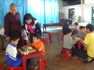 Học sinh lớp cờ vua được thực hành dưới sự hướng dẫn của huấn luyện viên.