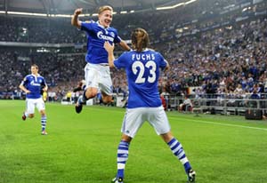 Lewis Holtby (giữa) trong màu áo CLB Schalke.