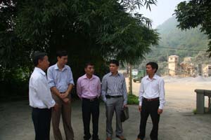Cán bộ ngành thuế kiểm tra, đôn đốc các doanh nghiệp huyện Lương Sơn nộp thuế.
