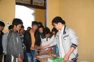 Các học viên huyện Đà Bắc được cấp phát tài liệu đào tạo nghề xây dựng.