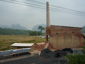 Lò gạch nhà anh Bùi Văn An được xây dựng ở vùng thấp nên mỗi khi nung gạch, khói, bụi bay gây ô nhiễm môi trường các hộ dân ở xóm Đồi I, xã Kim Tiến.