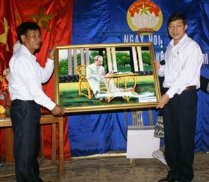 Đồng chí Bùi Văn Cửu, Phó Chủ tịch Thường trực UBND tỉnh tặng cán bộ và nhân dân xóm Dướng bức chân dung Bác Hồ.

