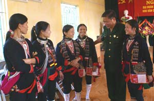 Đồng chí Hoàng Việt Cường, Bí thư Tỉnh ủy trò chuyện với hội viên phụ nữ xã Tú Sơn, huyện Kim Bôi