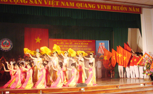 Tiết mục biểu diễn nghệ thuật chào mừng kỷ niệm ngày Nhà giáo Việt Nam 20/11 của học sinh trường THPT chuyên Hoàng Văn Thụ. ảnh: V.T
