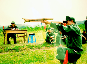 Lực lượng DQTV huyện Yên Thủy không ngừng nâng cao chất lượng huấn luyện SSCĐ.