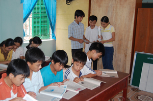 Thư viện trường học của huyện Kỳ Sơn có đầy đủ sách, báo cho học sinh tìm hiểu, nâng cao kiến thức về NS&VSMTNT.
