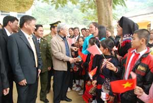 Đồng chí Tổng Bí thư Nguyễn Phú Trọng nói chuyện thân mật với nhân dân  các dân tộc xã Toàn Sơn, huyện Đà bắc