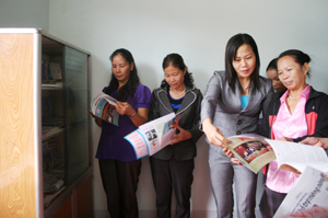 CLB “pháp luật và đời sống” xã Xuất Hóa (Lạc Sơn) tạo điều kiện thuận lợi cho các hội viên phụ nữ tham gia học hỏi, nâng cao kiến thức pháp luật.