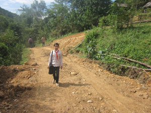 Người dân xóm Nghia,  xã Lạc Sĩ  (Yên Thủy) được hưởng lợi từ tiểu  dự án đường dân sinh có tổng vốn đầu tư gần 100 triệu đồng.