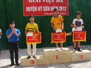 BTC trao giải nhất, nhì, ba nội dung đồng đội nam trẻ giải việt dã huyện Kỳ Sơn năm 2012.