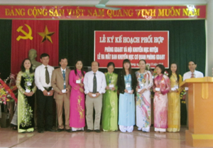 Ra mắt Ban Khuyến học của phòng GD&ĐT huyện Cao Phong gồm 10 đồng chí.