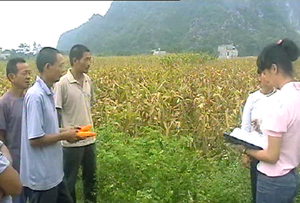 Nhân dân khu 5, thị trấn Chi Nê trao đổi về việc xây dựng nghĩa trang nhân dân tại đồng Cống Khoát, thị trấn Chi Nê.