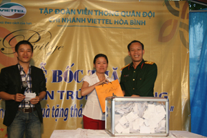 Lãnh đạo Chi nhánh Viettel tại Hoà Bình tặng quà cho khách hàng bốc thăm tìm ra người may mắn trúng giải.