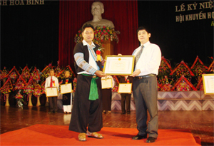 Anh Sùng A Sía nhận bằng khen của UBND tỉnh tại đại hội biểu dương gia đình, dòng họ hiếu học tỉnh lần thứ nhất.