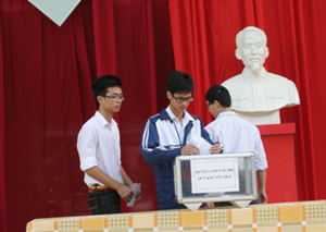 Học sinh trường THPT chuyên Hoàng Văn Thụ ủng hộ quỹ khuyến học trong tuần lễ hưởng ứng học tập suốt đời.