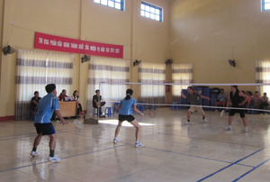 Trận trung kết cầu lông đôi nam nữ ngành GD&ĐT huyện Cao Phong.