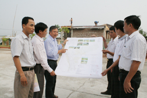 Cán bộ xã Hợp Thịnh triển khai kế hoạch xây dựng NTM.