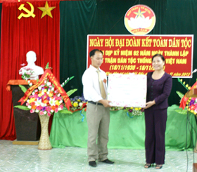 Đồng chí Hoàng Thị Chiển, UVBTV Tỉnh ủy, Trưởng Ban Dân vận tặng quà cho nhân dân xóm Bãi Sấu.