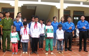 Đại diện Thành đoàn và ĐTN các đơn vị: Công an, Chi cục thuế , Cơ quan Đảng- đoàn thể thành phố Hòa Bình tặng quà cho các em học sinh vượt khó trường Thái Thịnh.