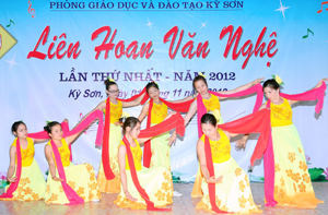 Một tiết mục múa tham gia liên hoan văn nghệ của cán bộ, giáo viên ngành GD&ĐT huyện Kỳ Sơn.