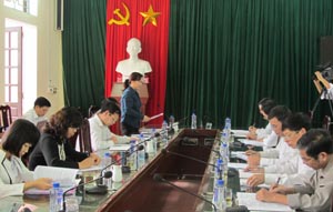 Đồng chí Hoàng Thị Chiển và đoàn kiểm tra làm việc với BTV Huyện ủy Lạc Sơn.