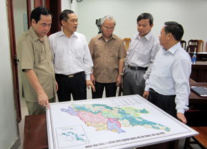 Đồng chí Nguyễn Văn Quang, Phó Bí thư TT Tỉnh uỷ, Chủ tịch HĐND tỉnh và thành viên đoàn giám sát tìm hiểu tình hình triển khai dự án giảm nghèo trên địa bàn tỉnh.