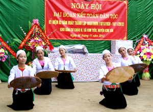 Tiết mục múa “Được mùa” do chi hội phụ nữ xóm Cháo II, xã Kim Tiến biểu diễn trong Ngày hội Đại đoàn kết toàn dân tộc.