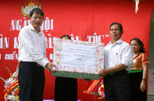 Đồng chí Bùi văn Cửu, Phó Chủ tịch TT UBND tỉnh tặng quà cho nhân dân khu dân cư xóm Chiềng Cang, xã Mường Chiềng (Đà Bắc).