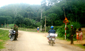 Lực lượng Công an xã Liên Sơn (Lương Sơn) thường xuyên kiểm tra tình hình của người dân khi tham gia giao thông trên địa bàn xã.