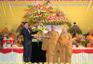 Đồng chí Bùi Văn Cửu, Phó Chủ tịch TT UBND tỉnh tặng lẵng hoa của Tỉnh uỷ, HĐND, UBND, UBMTTQ tỉnh chúc mừng Đại hội.