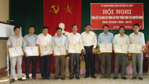 Lãnh đạo UBND huyện Kỳ Sơn tặng giấy khen cho 10 tập thể, 23 cá nhân có thành tích xuất sắc trong công tác khuyến nông giai đoạn 1993- 2002.