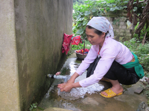 Được sự quan tâm đầu tư của Nhà nước, nhân dân xã Quyết Chiến (Tân Lạc) được sử dụng các công trình nước tự chảy phục vụ sinh hoạt hàng ngày.