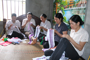 Thực hiện phong trào “Giỏi việc nước, đảm việc nhà”, phụ nữ xã Hạ Bì (Kim Bôi) tham gia mô hình thêu thổ cẩm, tăng thu nhập cho gia đình. Ảnh: Hồng Duyên.