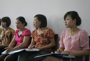 Phụ nữ thị trấn Kỳ Sơn được tuyên truyền thực hiện Chiến lược quốc gia về bình đẳng giới.