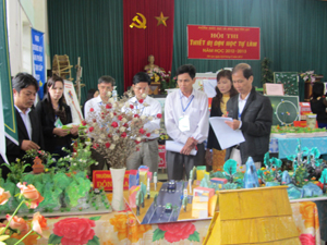 Gian trưng bày thiết bị dạy học của trường tiểu học xã Đông Lai được BTC trao giải A tại hội thi.
