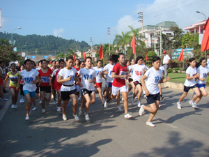 Các VĐV nữ THPT trên đường chạy 4 km; tại nội dung này, TTGDTX thành phố Hoà Bình đã đoạt 3 vị trí dẫn đầu.