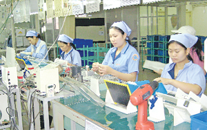 Công ty TNHH Dongah Elecom Việt Nam - một trong 7 nhà đầu tư nước ngoài đang hoạt động SX-KD tại KCN Lương Sơn chuyên sản xuất linh kiện điện tử, có tổng vốn đăng ký đầu tư 4,5 triệu USD đã đi vào sản xuất ổn định, tạo việc làm cho hàng trăm lao động địa phương.  Ảnh: Công nhân bộ phận kiểm tra sản phẩm trước khi xuất xưởng.